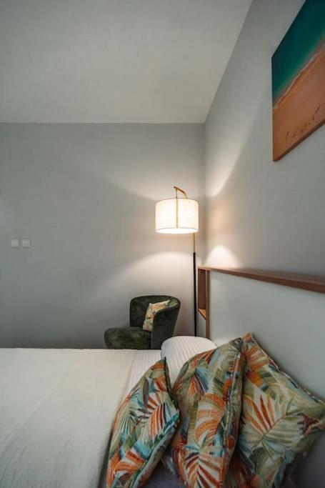 Stylish 2-bedroom Apt, 4min Walk To - Rc7 Appartement *